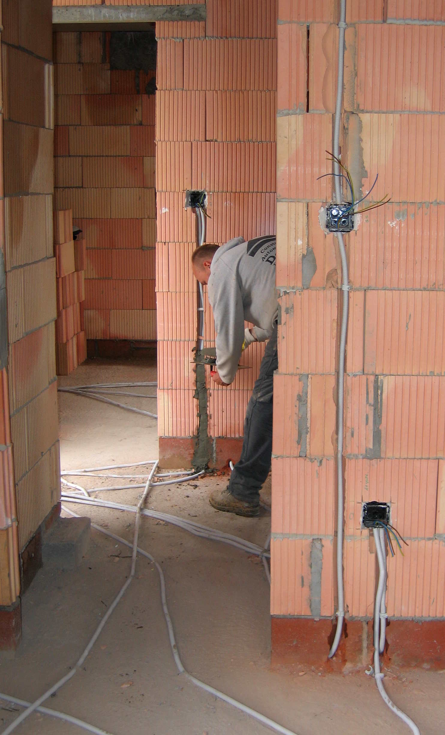 Montaje de una instalación eléctrica empotrada en una vivienda