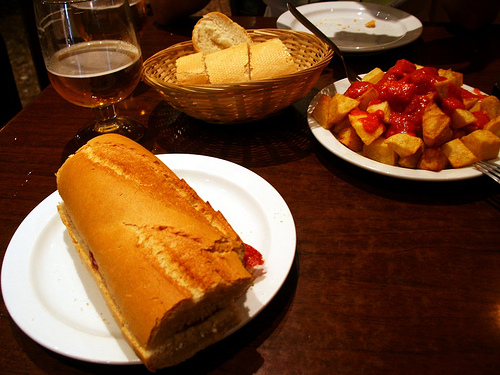 bocadillo,bravas, cerveza