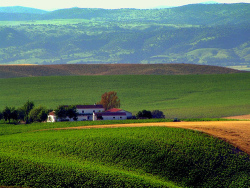 Cortijo con Sierra Morena al fondo