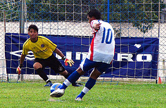 Momento en el que el chico tira el penalti y el portero se lanza a un lado