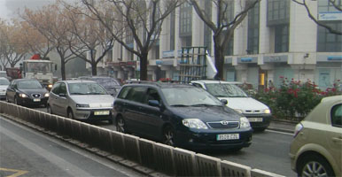 TRáfico en una avenida en hora punta