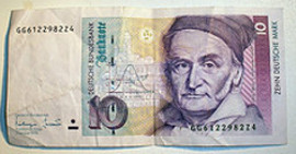 Billete alemán con el rostro de Gauss y la gráfica de la distribución normal