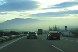 Coches y camiones por una autovía