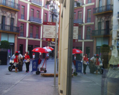 Plaza y  reflejo de ésta en el cristal de un escaparate