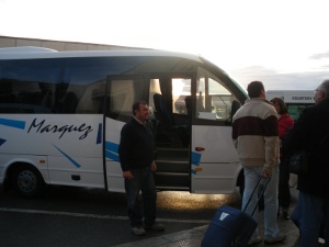 viajeros bajando de un autobús