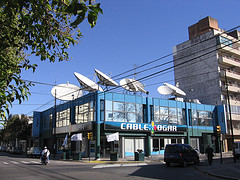 Tienda con antenas parabólicas en la azotea