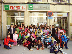 Grupo de chicos en la puerta de un Centro de Salud