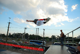 Chico volando con monopatín