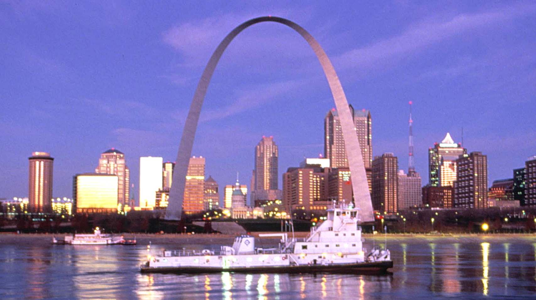 Arco sobre puente con forma de parábola