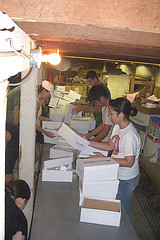 chicos formando una cadena para envasar en cajas