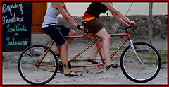 Dos chicas pedaleando en un tandem