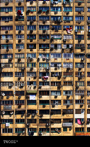 Edificio con un montón de plantas y balcones.