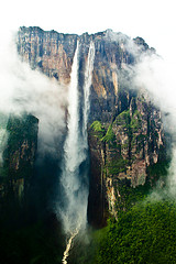 Cascada que muestra un gran salto de agua