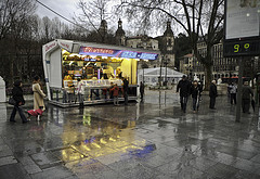 Plaza mojada tras la lluvia