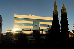 Edificio de oficinas con luz de atardecer.