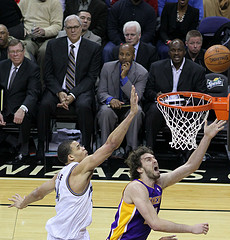 Gasol a punto de anotar una canasta para los Lakers