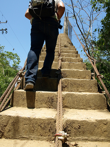 Chico subiendo una escalera