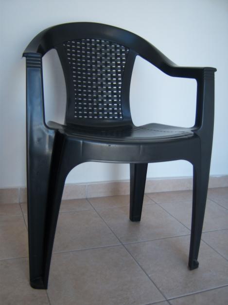 Silla de plástico.